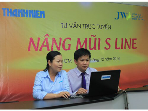 TS-BS Nguyễn Phan Tú Dung, Giám đốc Thẩm mỹ Hàn Quốc JW (phải) trả lời các câu hỏi của bạn đọc về nâng mũi S Line - Ảnh: Thanh Hải