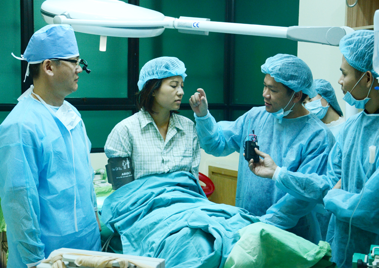 chuyen-tham-va-lam-viec-cua-ts-bs-man-koon-suh-tai-viet-nam-111