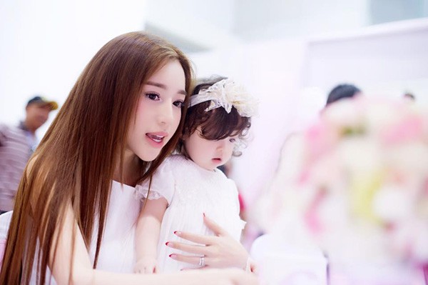 Elly Trần thẩm mỹ mắt