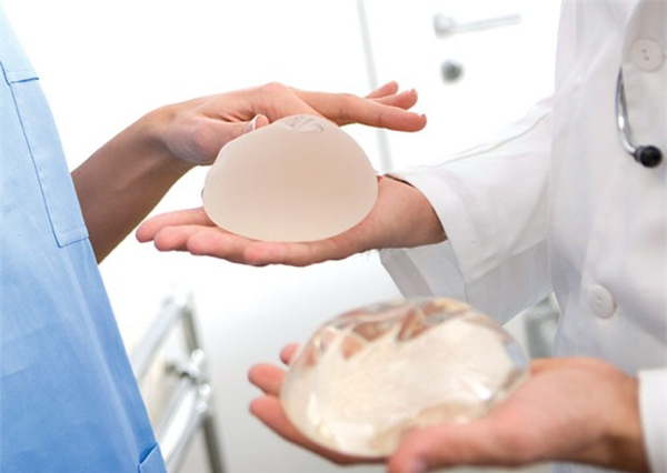 Nâng ngực không nên đi máy bay Nâng ngực không nên đi máy bay