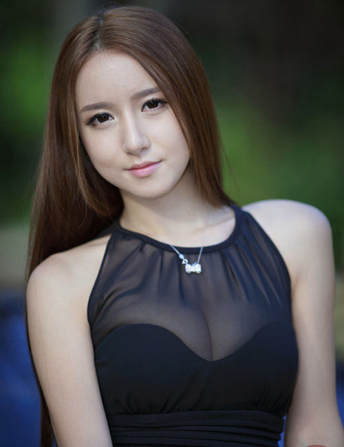 Quý bà có vòng 1 đẹp bất ngờ sau khi nâng ngực