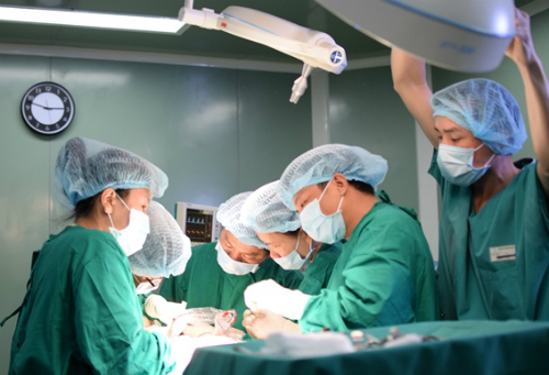 Ca mổ trả lại kỹ năng nhai cho cô gái trẻ dân tộc Ê Đê
