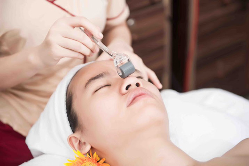 Lăn kim tế bào gốc trị sẹo rỗ
