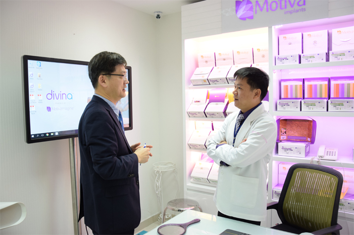 Giám Đốc hệ Thống JW Toàn Cầu và Giám Đốc JW Chi Nhánh Việt Nam đang thảo luận tại Viện Nâng Ngực Nanochip 3D Giám Đốc hệ Thống JW Toàn Cầu và Giám Đốc JW Chi Nhánh Việt Nam đang thảo luận tại Viện Nâng Ngực Nanochip 3D