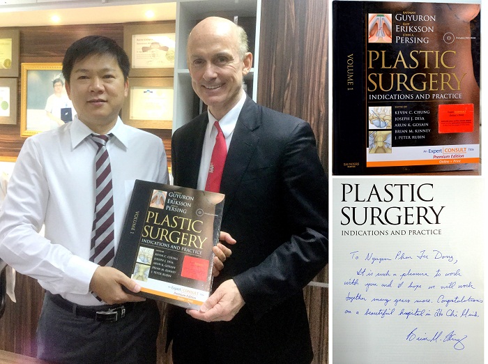 BS. Nguyễn Phan Tú Dung vinh dự và tự hào khi được GS. TS. BRIAN M. KINNEY(Mỹ) tặng sách do chính tay ông viết BS. Nguyễn Phan Tú Dung vinh dự và tự hào khi được GS. TS. BRIAN M. KINNEY(Mỹ) tặng sách do chính tay ông viết
