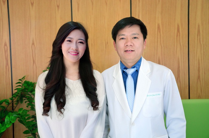 Cô tự tin chụp hình kỷ niệm cùng bác sĩ Tú Dung Cô tự tin chụp hình kỷ niệm cùng bác sĩ Tú Dung
