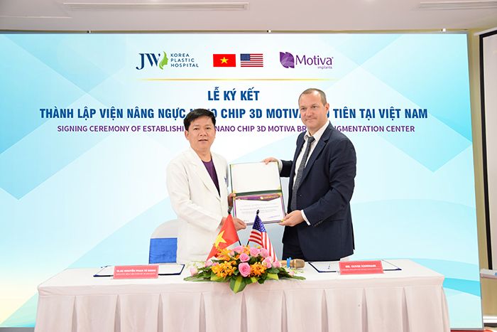 Lễ ký kết thành lập Viện nâng ngực Nano Chip 3D Motiva giữa bác sĩ Tú Dung và đại diện hãng Motiva