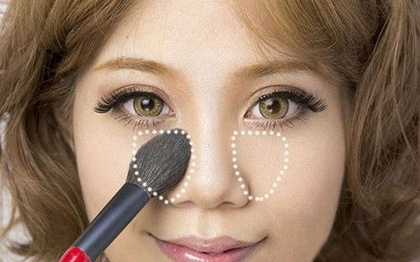 Thoa phấn tối màu vào 2 bên sống mũi để giúp cánh mũi nhìn gọn hơn