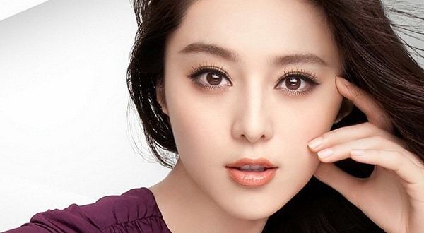 nhấn mí mắt có đau không