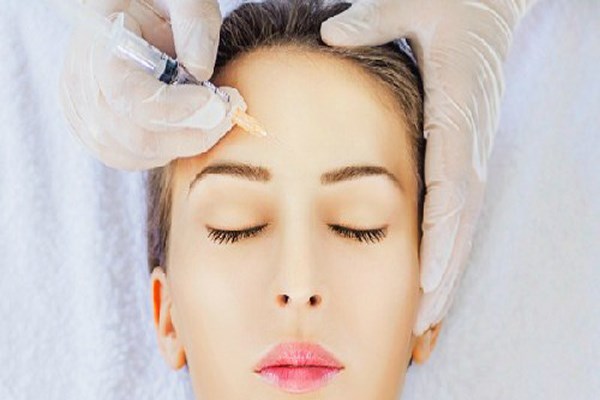 Tiêm chất làm đầy vào vùng trán