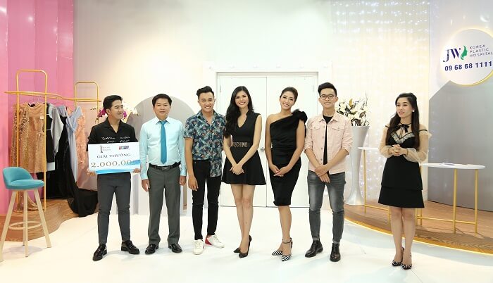 Các khách mời chụp hình kỷ niệm cùng chuyên gia và hai MC của chương trình