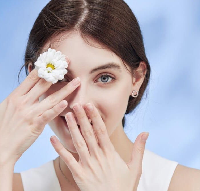 nhấn mí mắt có hại không