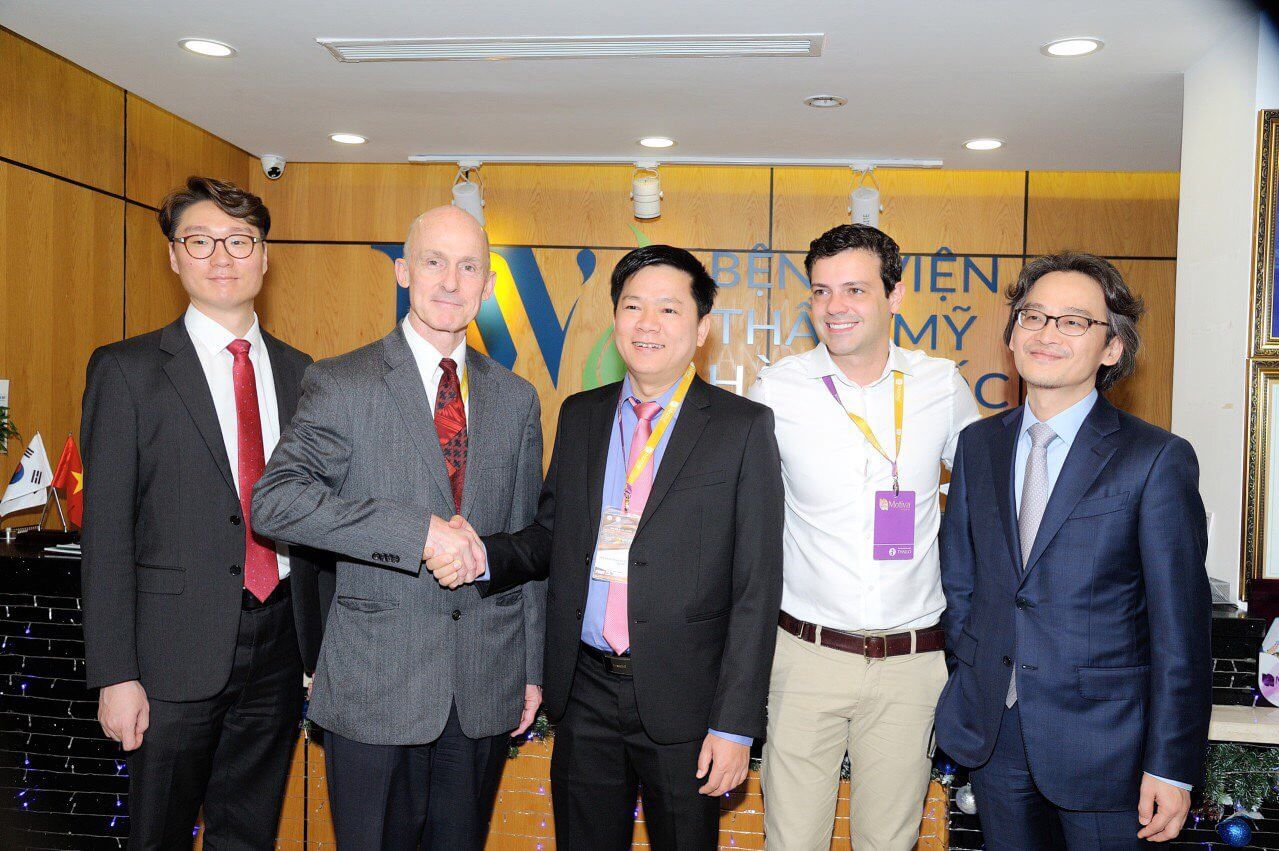 TS. BS Nguyễn Phan Tú Dung bắt tay GS.BS Brian M.Kinney cùng với các Bác sĩ nổi tiếng đến từ các Quốc gia Brazil, Hàn Quốc.