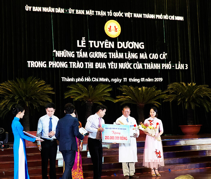 TS.BS Nguyễn Phan Tú Dung - Giám đốc Bệnh viện Thẩm mỹ JW Hàn Quốc đã trao tặng 200 triệu đồng cho Bệnh viện Nhân Ái