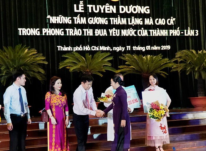 Bà Võ Thị Dung, Phó Bí thư Thành ủy TPHCM bắt tay cảm ơn tấm lòng hảo tâm của bác sĩ Tú Dung
