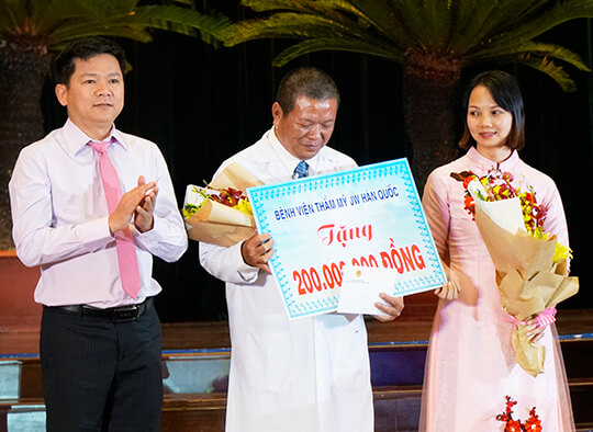 Bác sĩ Nguyễn Phi Khanh - Trưởng khoa Chăm Sóc Đặc Biệt xúc động khi đón nhận 200 triệu đồng về quỹ từ thiện của bệnh viện