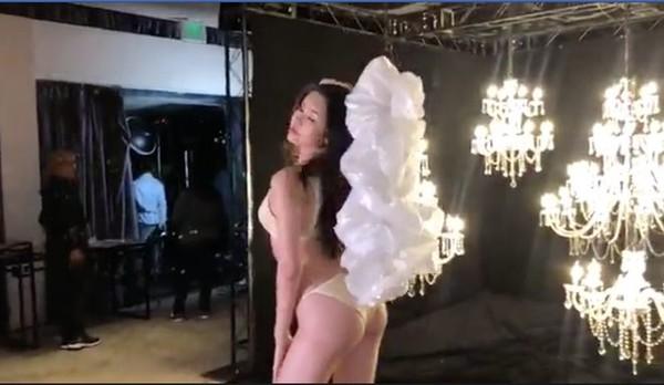 Lê Âu Ngân Anh khoe vòng 3 "khủng" trong phần chụp hình bikini