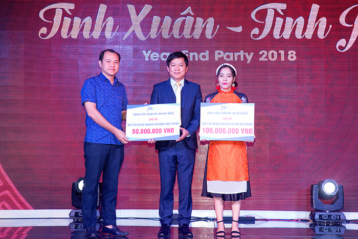 Ông Võ Nguyên Khanh – Chủ tịch UBND phường Bến Thành – TP.HCM đón nhận phần quỹ được trao tặng từ TS.BS Nguyễn Phan Tú Dung trao tặng trong ngày 5-1 vừa qua
