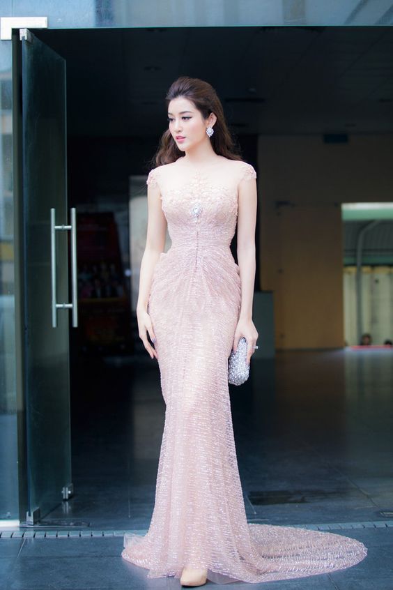 My nhan tuoi hoi co than hinh nong bong - Á hậu Huyền My