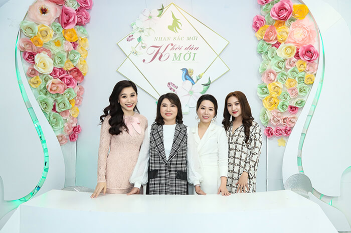 Chị Thu Thủy vui vẻ và tự tin khi chụp ảnh kỷ niệm cùng mọi người trong chương trình