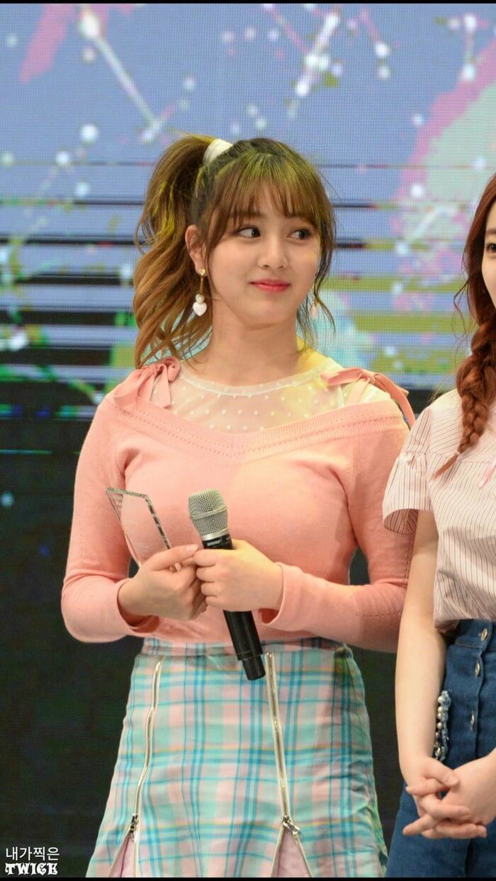 Vòng một được cho là "hàng khủng" của Jihyo