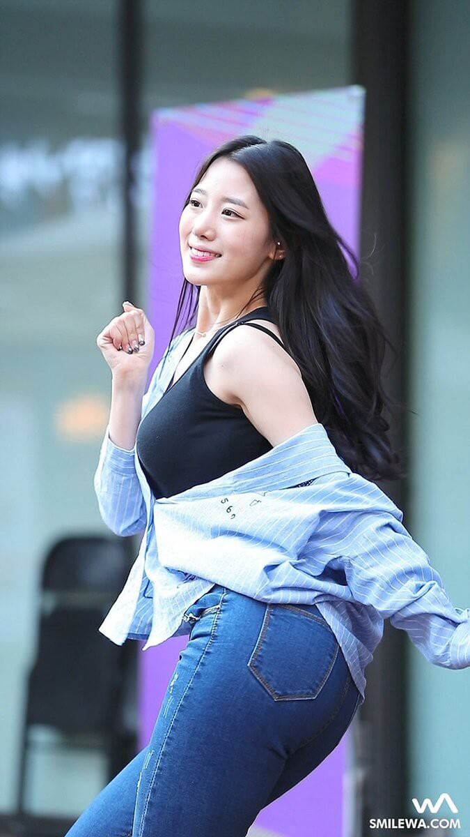 Trông dễ thương là thế, song Johyun lại sở hữu body nóng bỏng bất ngờ. Cô nàng từng khiến fan á ố vì vòng 1 và vòng 3 đồ sộ