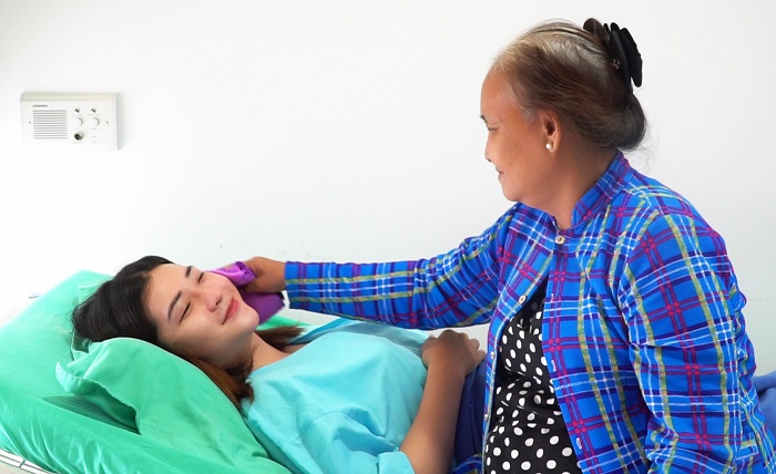 Thoại Vy được bà ngoại chăm sóc trong những ngày đầu sau phẫu thuật.
