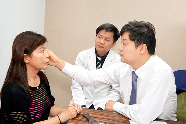 TS.BS Nguyễn Phan Tú Dung cùng với TS.BS Hong Lim Choi