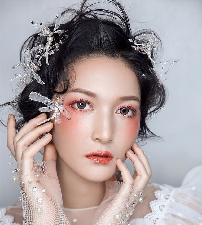 giá nhấn mí bằng chỉ