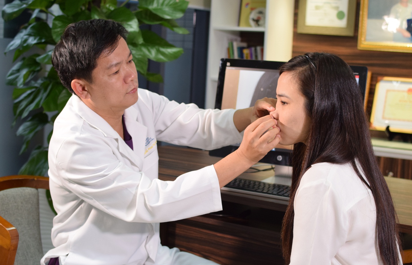 Chân dung vị bác sĩ cứu chữa thành công hàng nghìn trường hợp mũi hỏng - hình 2