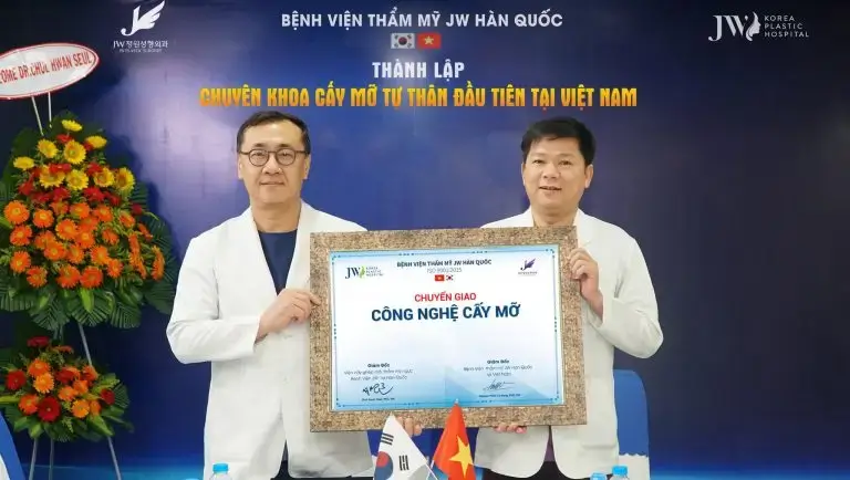hinh-anh-bac-si-tu-dung-nha-chuyen-giao-cong-nghe-cay-ghep-mo