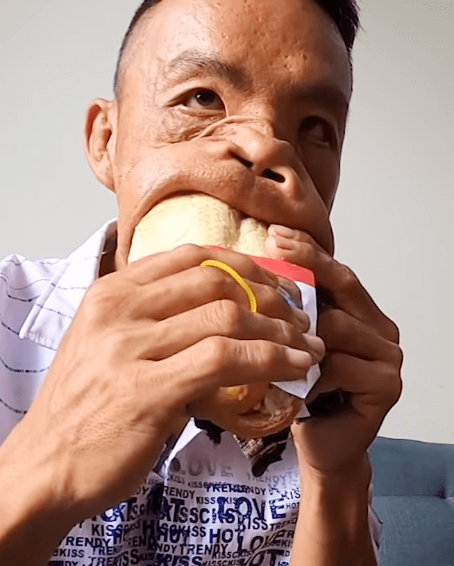 Anh Mến ăn bánh mì