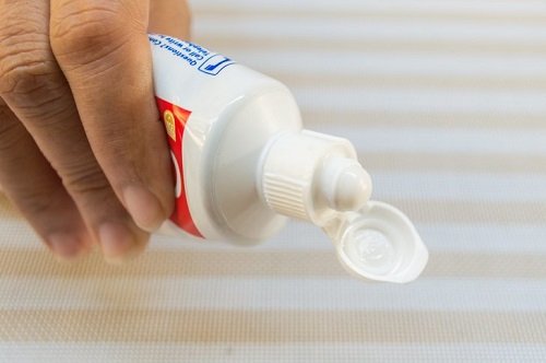 cách điều trị mụn thịt trên da bằng kem đánh răng
