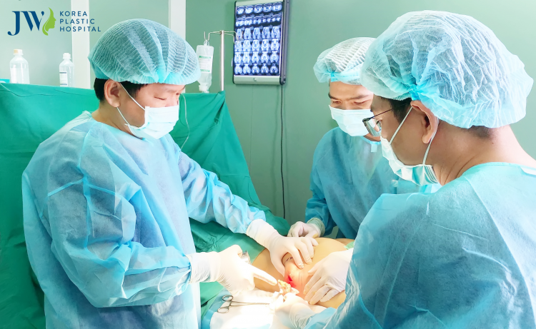 Bác sĩ Tú Dung và ekip thực hiện bóc tách filler
