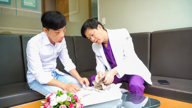 Bác Sĩ Tú Dung được anh Mến tặng quà
