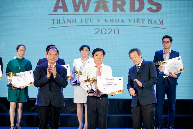 Bác sĩ Tú Dung nhận giải thưởng Thành tựu Y khoa Việt Nam