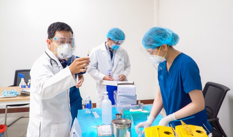 Dr.Dung tiêm vaccine Covid-19