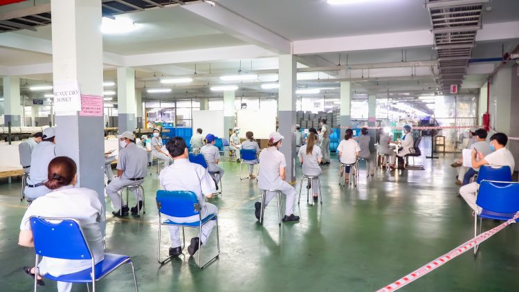 Ngồi chờ tiêm vaccine tại bệnh viện