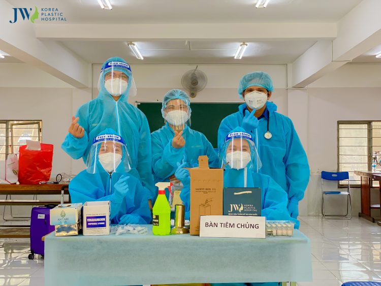 đội tiêm vaccine covid-19