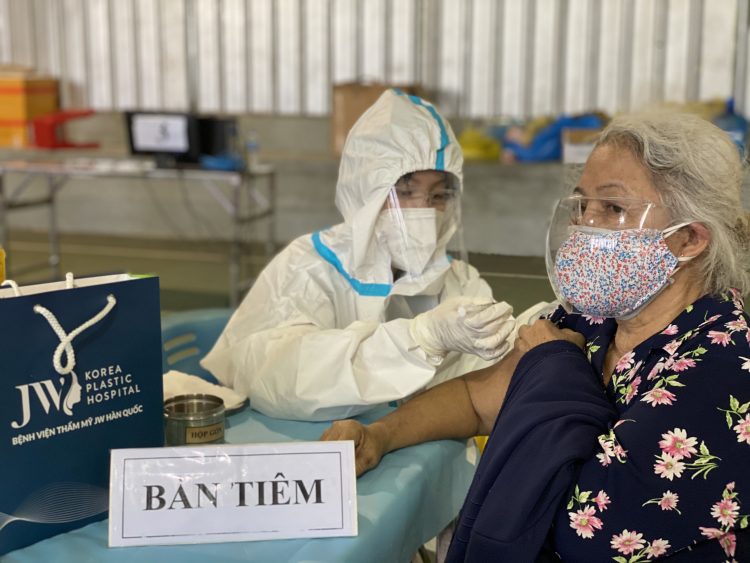 tiêm vaccine cho người lớn tuổi