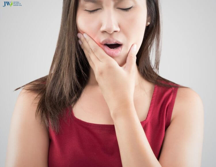 Niềng răng trong suốt có đau không