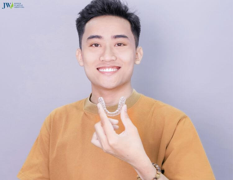 Niềng răng trong suốt tại nhà