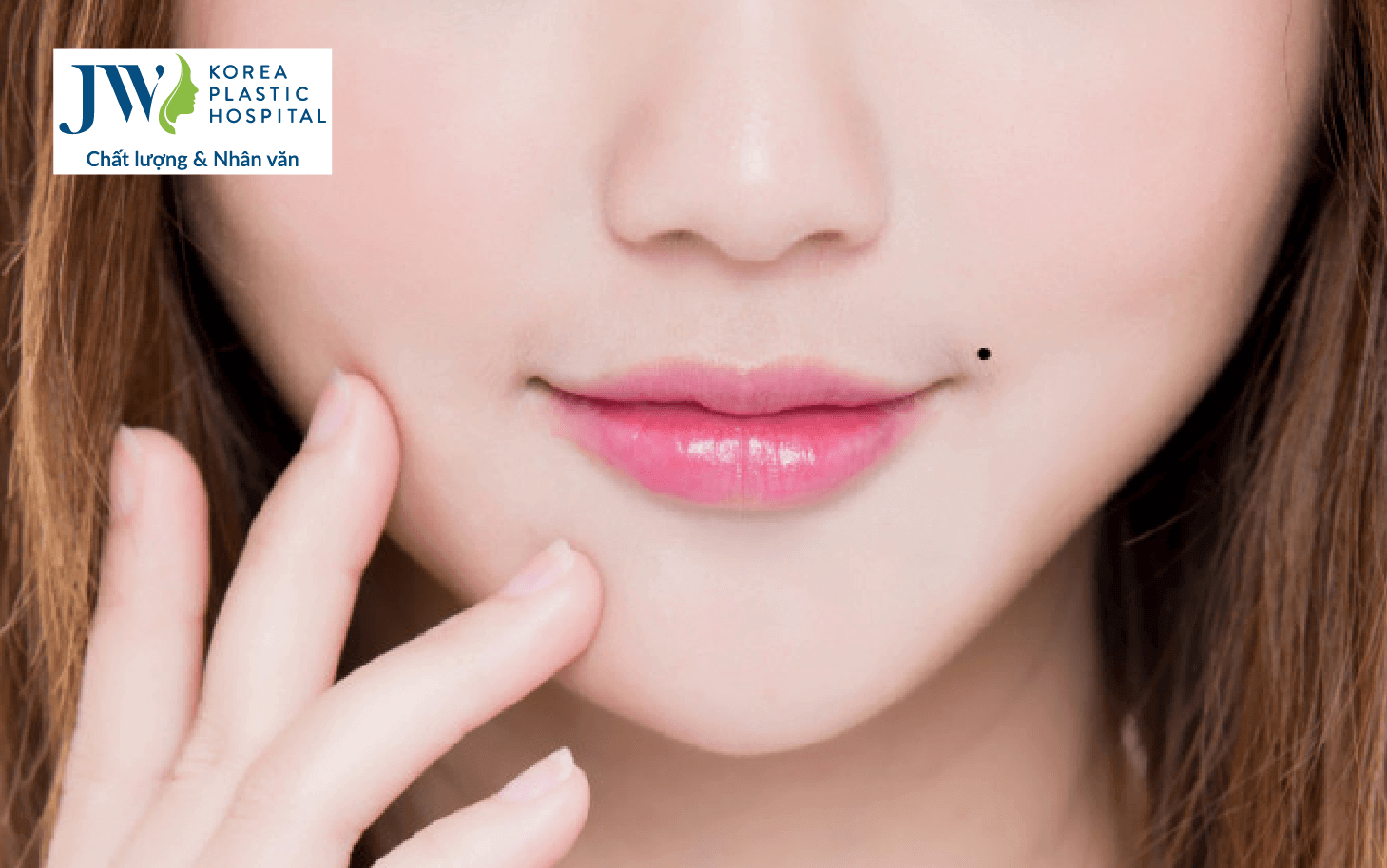 nốt ruồi trên môi