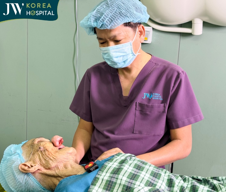 Người cao tuổi là nhóm khách hàng được bệnh viện JW chú trọng quan tâm chăm sóc