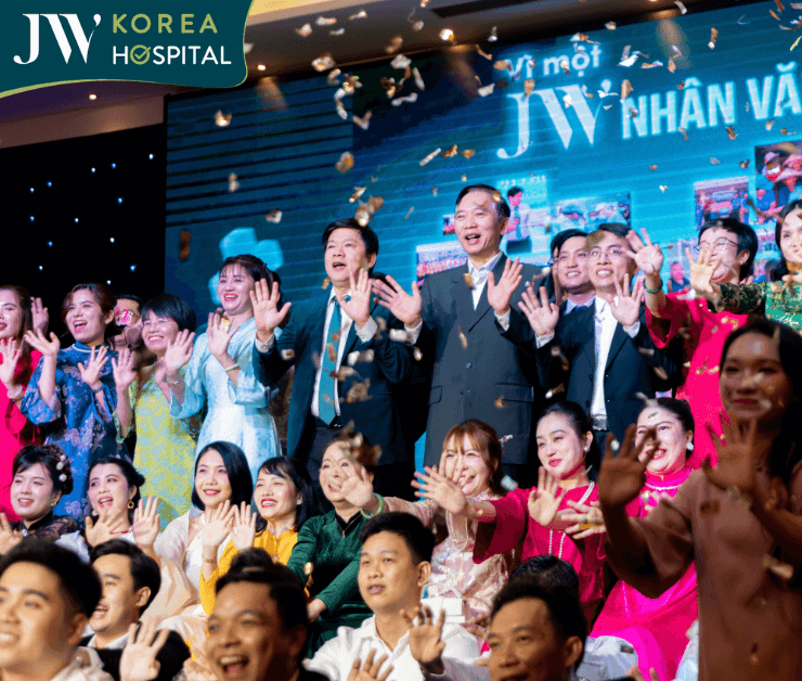 nhân viên chung vui cùng nhau trong đại tiệc tất niên 2025