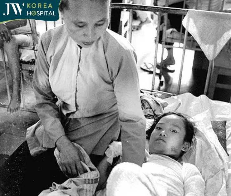 Hình ảnh em bé Napalm được điều trị