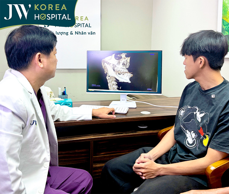 Bác sĩ Tú Dung trực tiếp thăm khám và đánh giá tình trạng hàm móm của Soda Camp