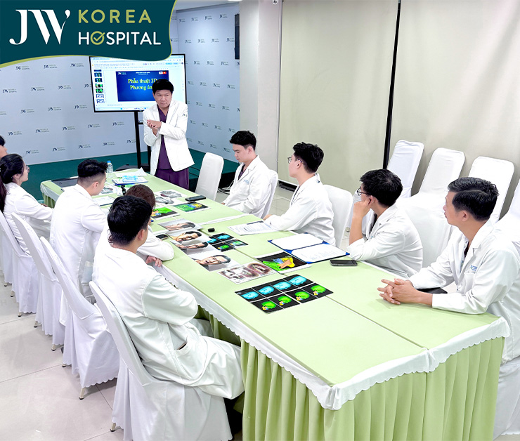 Bác sĩ Tú Dung cùng với ê-kíp JW hội chẩn tình trạng móm của Soda Camp giúp đưa ra phương án phẫu thuật tối ưu