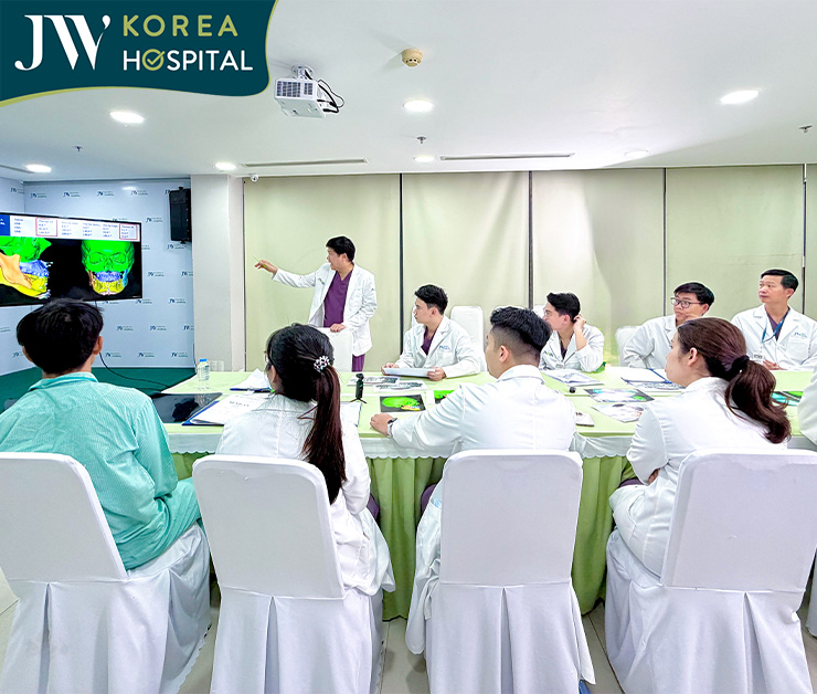 Hội chẩn trước phẫu thuật giúp bác sĩ Tú Dung và ê-kíp JW có phương án phẫu thuật tối ưu nhất