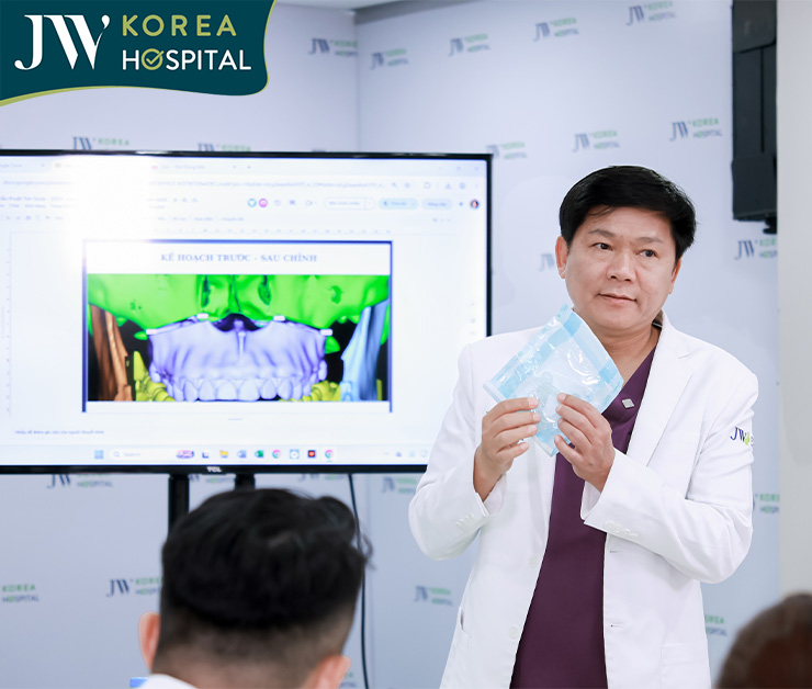 Bác sĩ Tú Dung đánh giá tình trạng hàm móm và đưa ra phương án điều trị phù hợp với ê-kíp JW